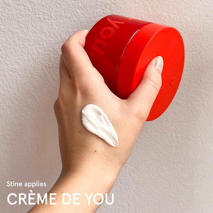 Glossier Crème de You Dry-Touch Body Butter - Signature You Fragrance Scented Body Cream for Dry Skin & 24 Hour Hydration - Shea Butter & Jojoba Oil - Warm & Spicy - Dermatologist-Tested, Vegan, 215ml - dailyvitalstore