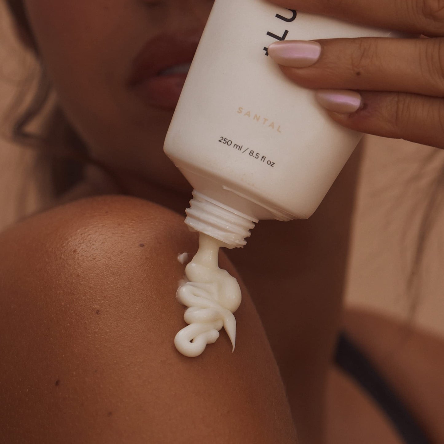 '+ Lux Unfiltered Tall Pour N°14 Body Lotion for Women - Moisturizing Body Cream with Jojoba, Squalane, Shea Butter, Vitamin C & Hyaluronic Acid - Hydrating Body Lotion, Non-Greasy - Santal - dailyvitalstore